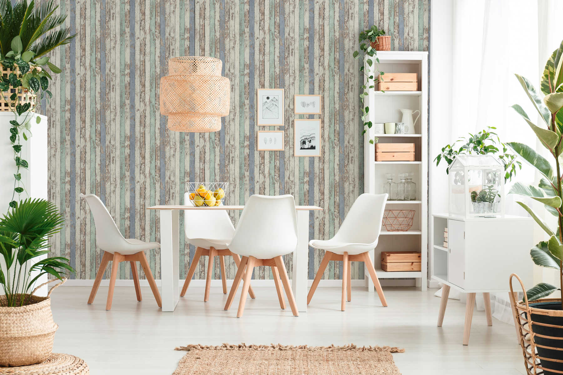             Holztapete mit buntem Brettermotiv im Shabby Chic Stil – Weiß, Braun, Blau
        