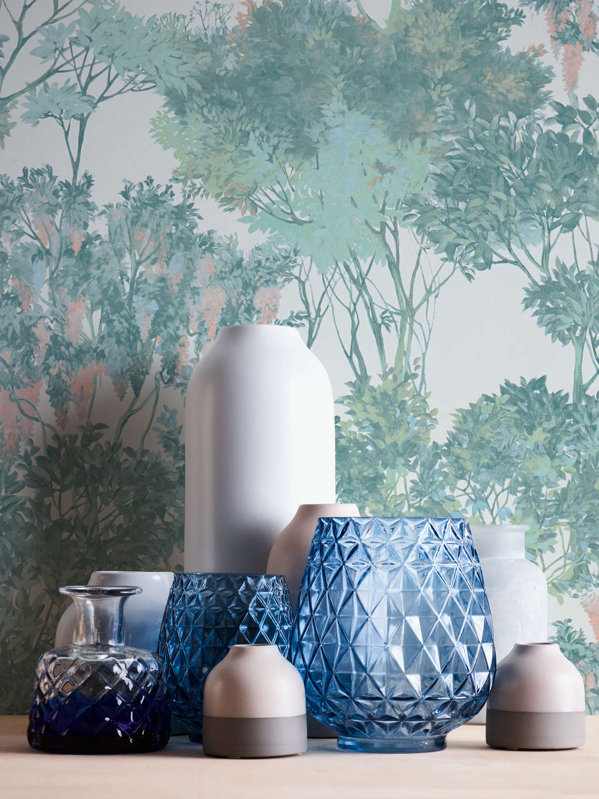             Vliestapete im Dschungelstyle mit Bäumen – Bunt, Grün, Weiß
        