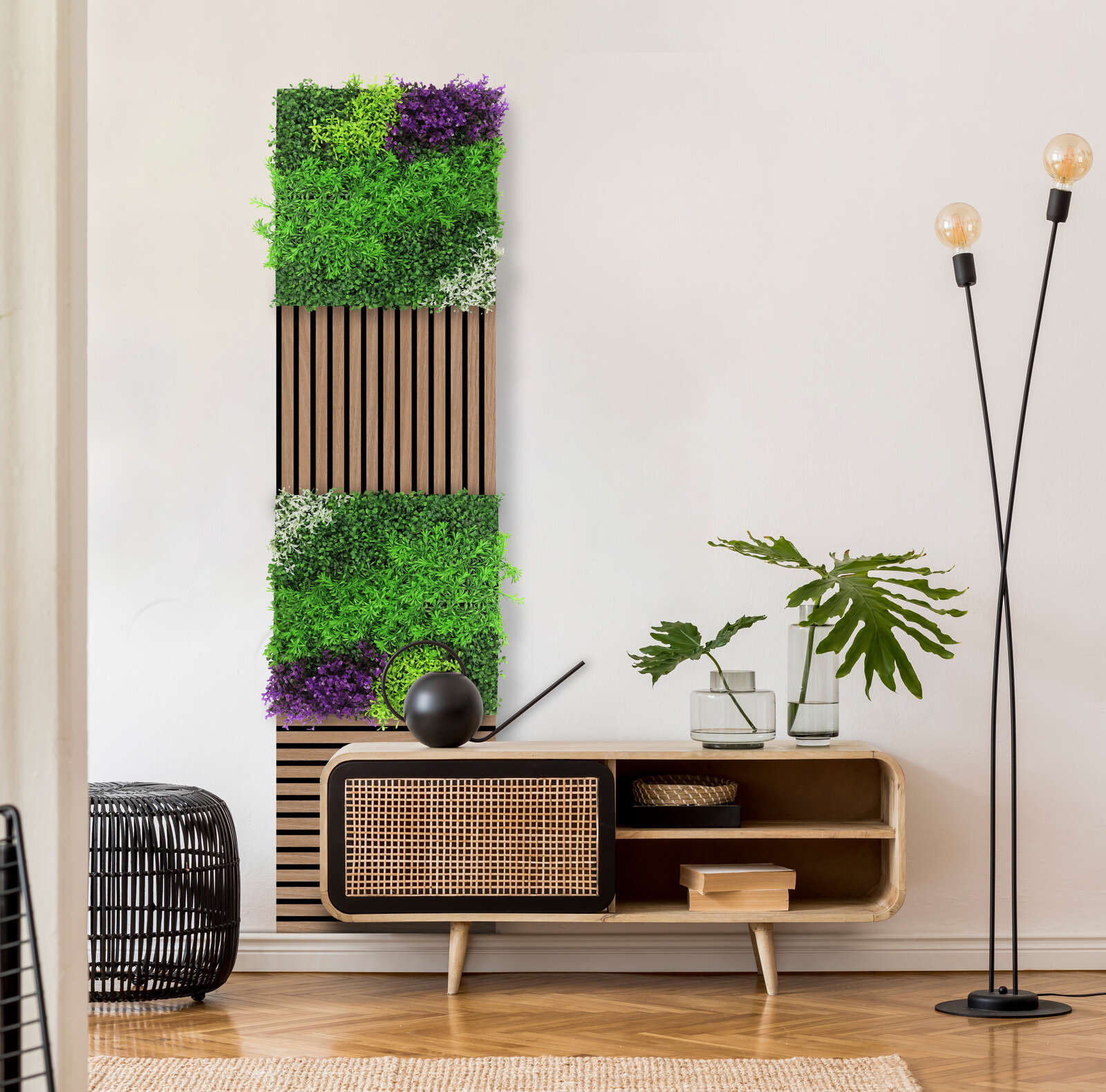 wohnzimmer-deko, pflanzwand, grün-pflanzen, sideboard, halogen-lampe