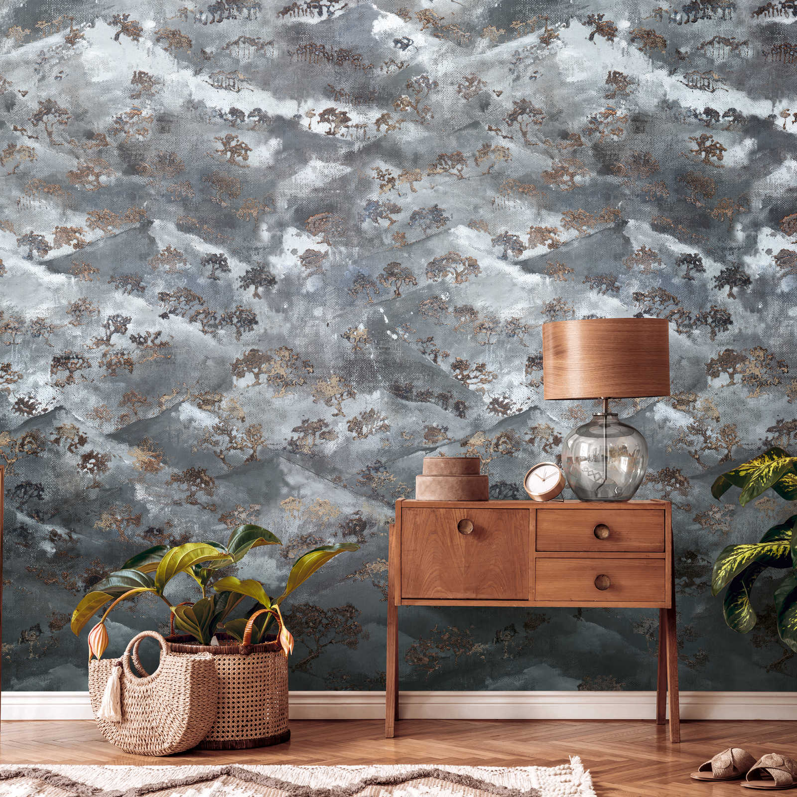         Berglandschaft Tapete mit Bäumen in dunklen Farben – Blau, Grau, Gold
    