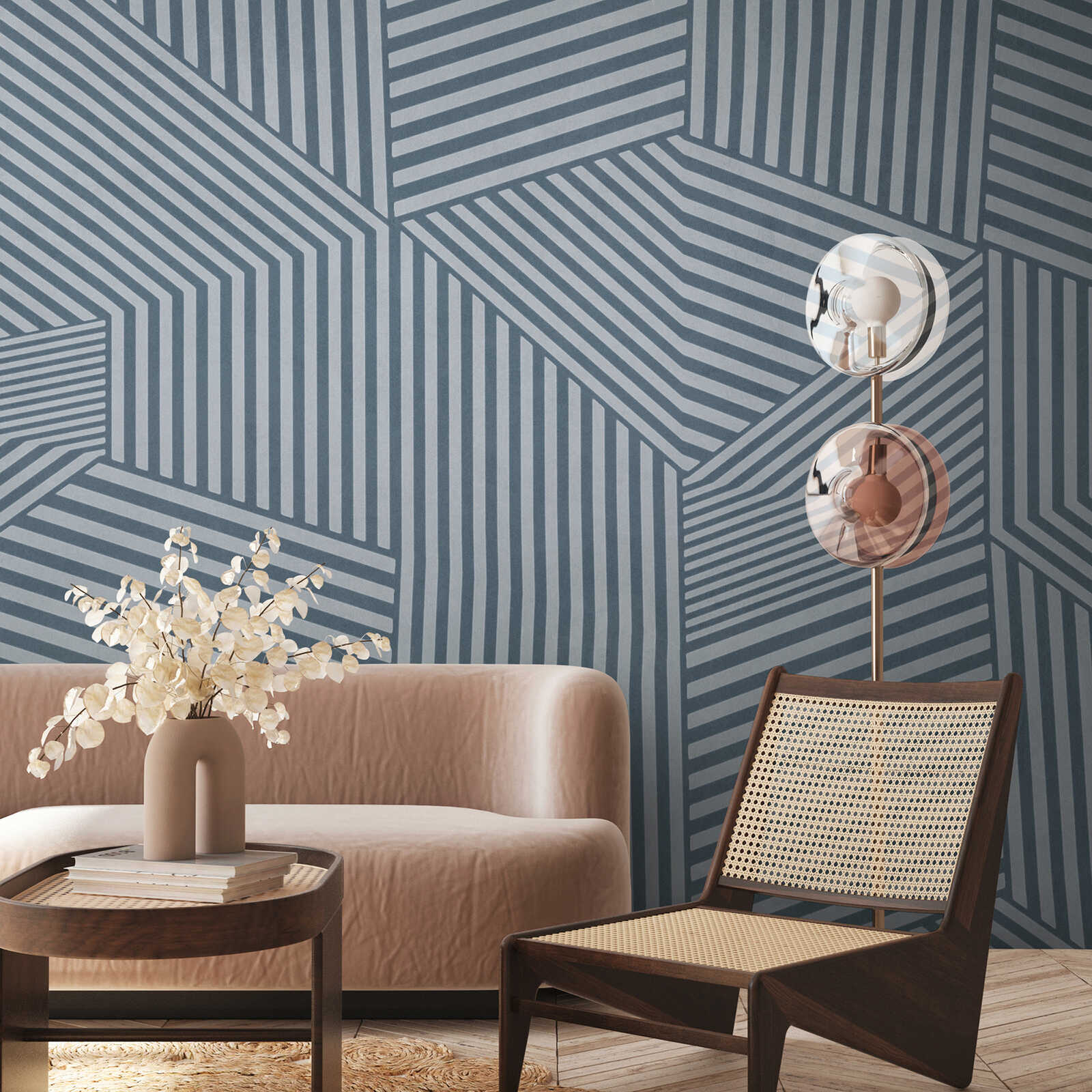 geometrische Wandgestaltung, geometrisches Muster, Wohnzimmerdeko, Kunstleder-Sofa, Rattanstuhl