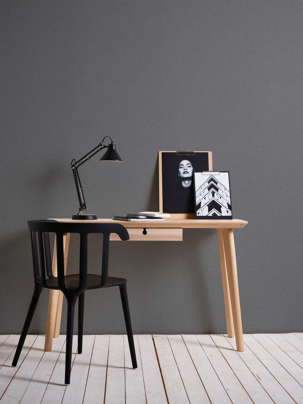 Schreibtisch, Holztisch, Arbeitsplatz, Tischlampe, Kunstrahmen