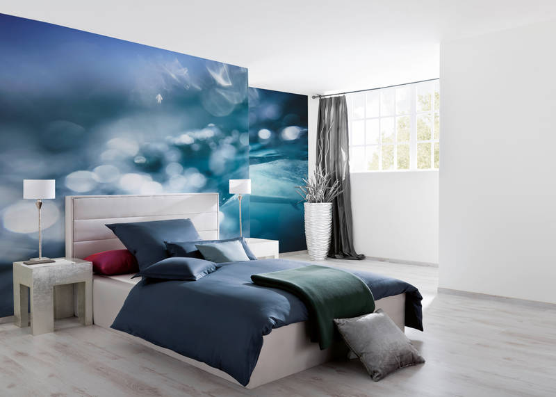  Bett, Wandbild, Bettwäsche blau, Kissen, Nachttisch