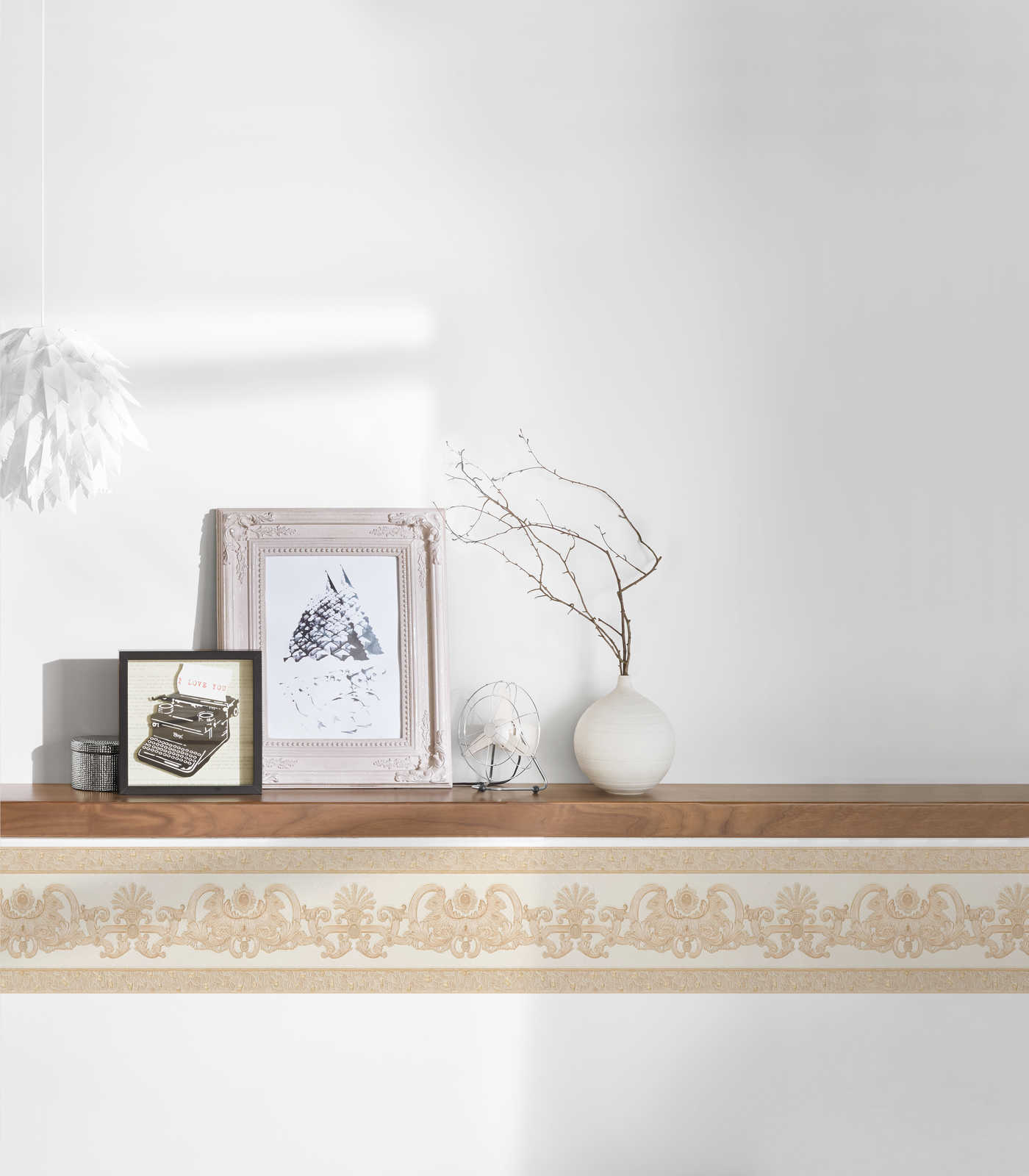             Behangrand met gouden ornament en mozaïekpatroon
        