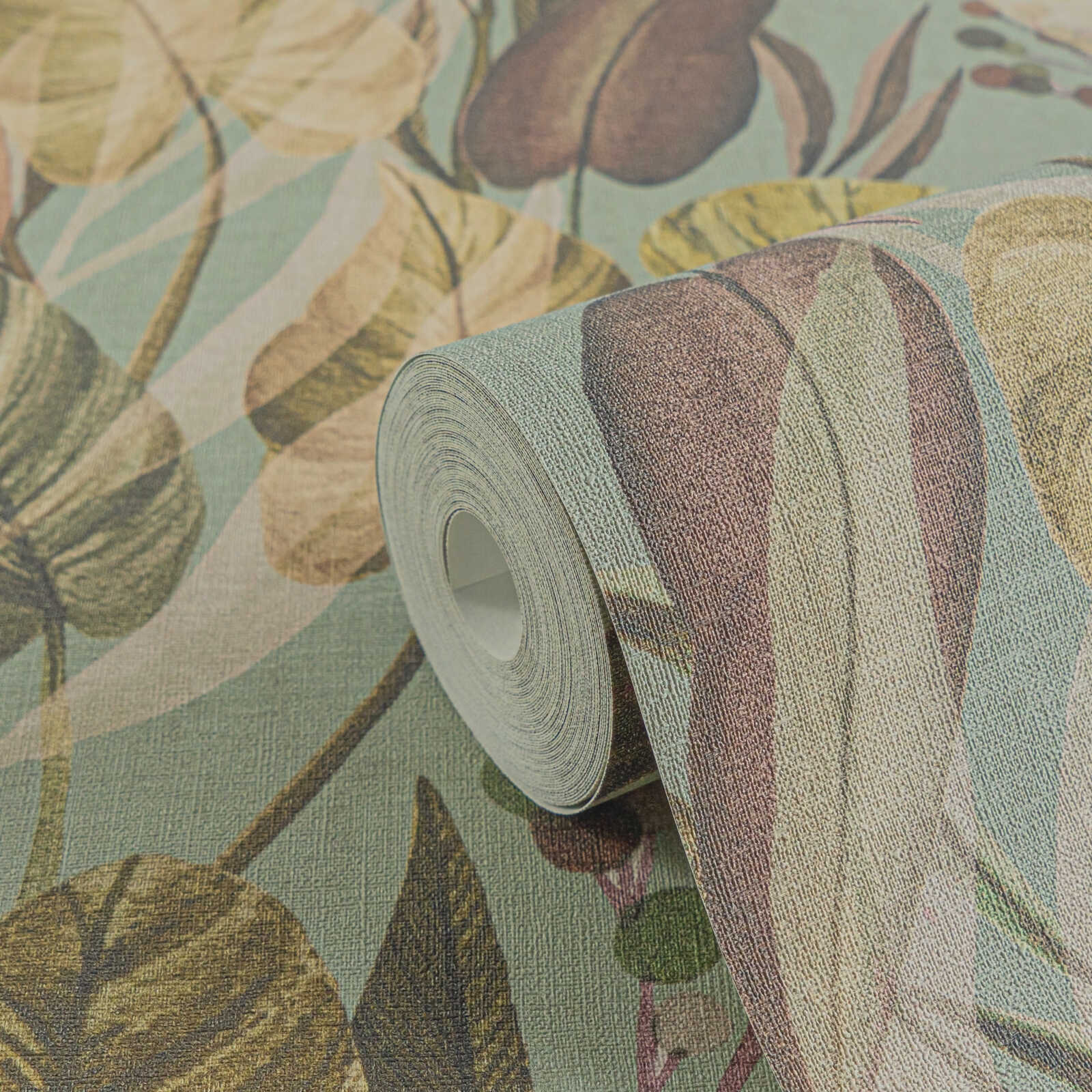             Lebendige Vliestapete mit exotischem Tropenblättermuster und leichter Oberflächenstruktur – Bunt
        