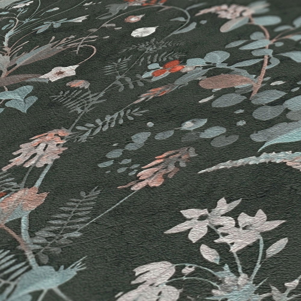             Schwarze Blumentapete mit Blüten Muster in Grau und Grün
        