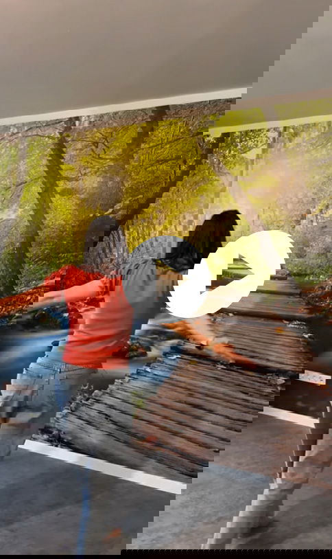 Person, Kleidung, Hosen, Drinnen, Innenarchitektur