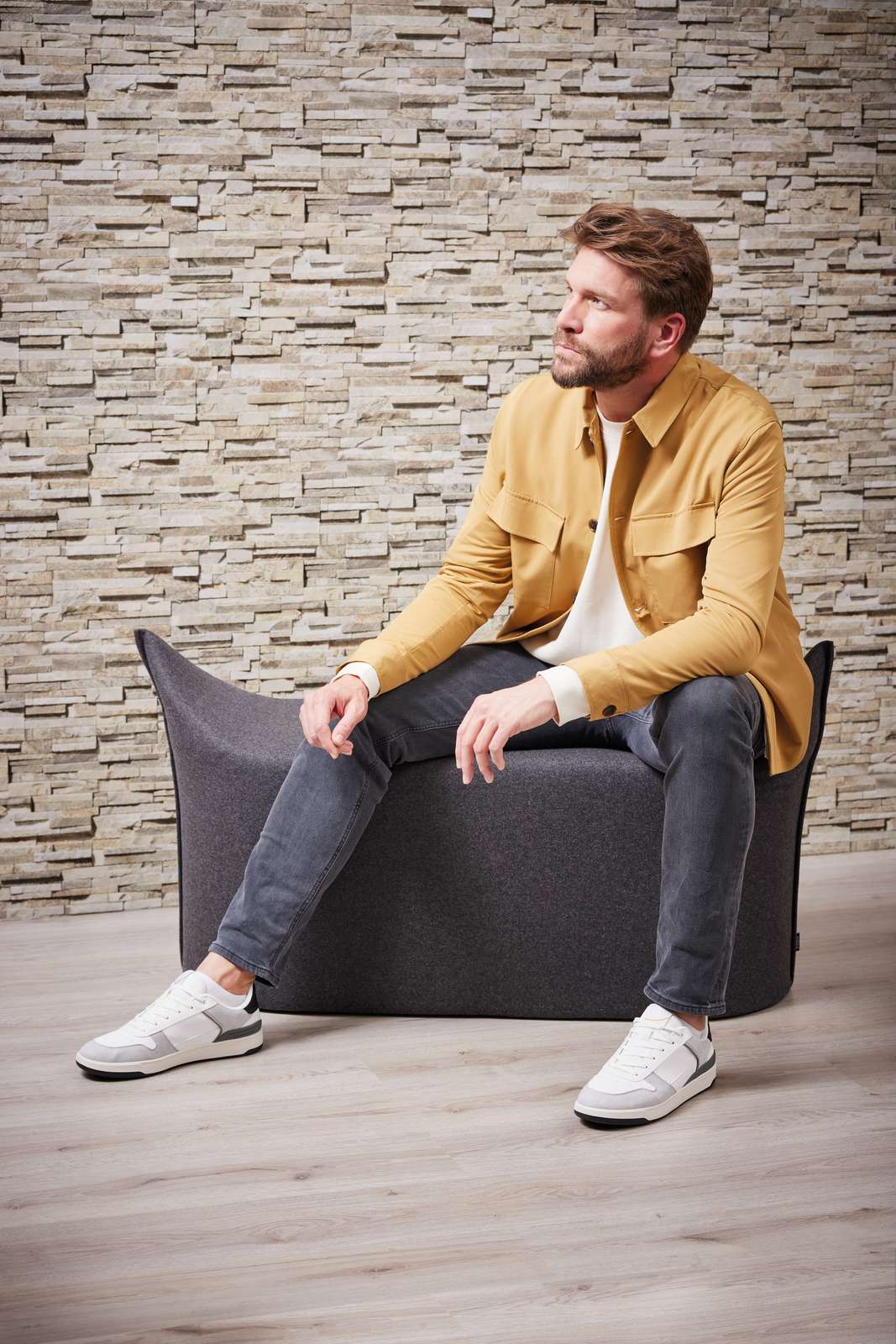             Steinoptik Vliestapete mit glänzenden Muster – Hellgrau, Beige, Silber
        