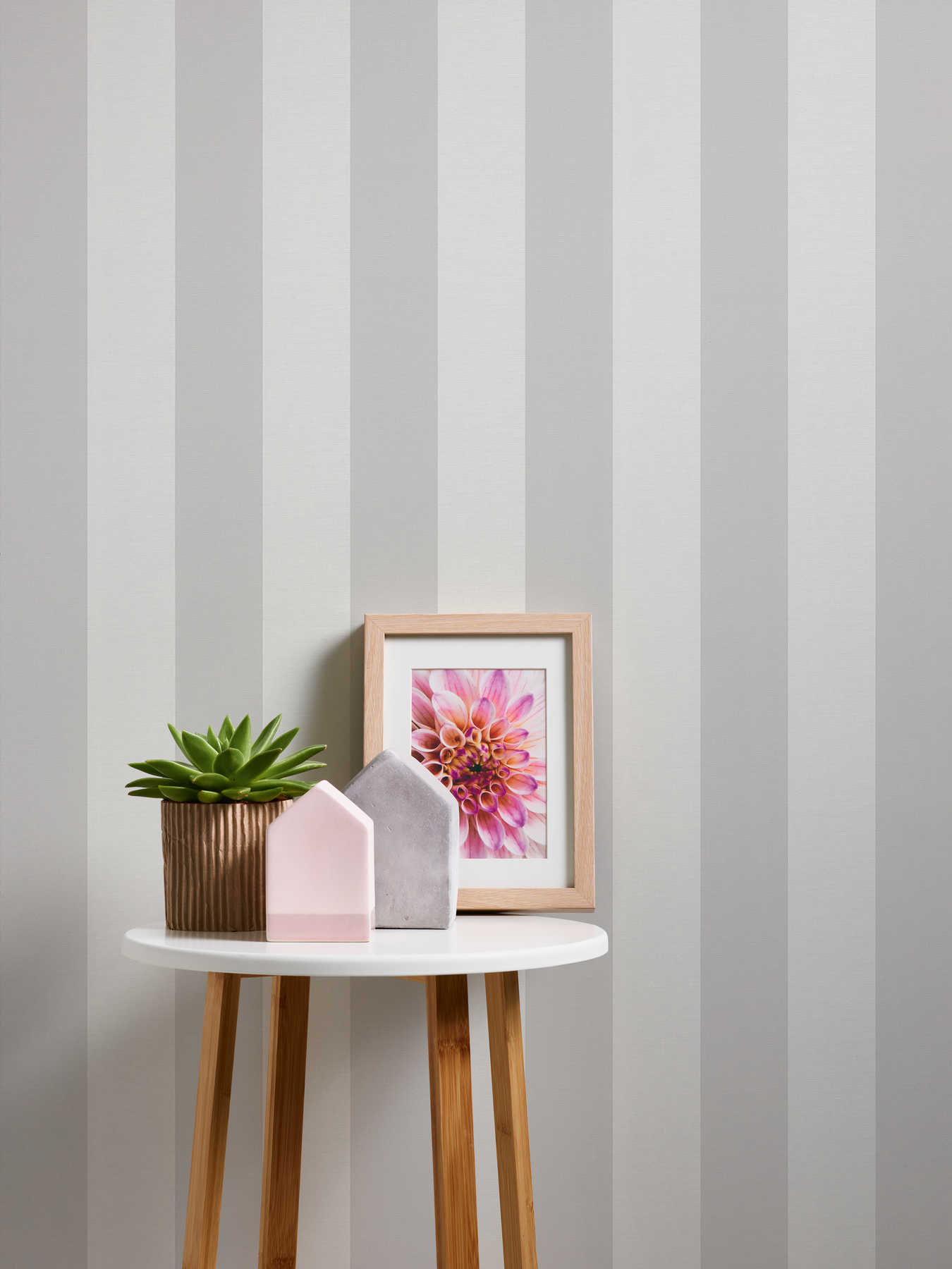             Blockstreifen-Tapete mit Textil-Look für junges Design – Grau, Weiß
        