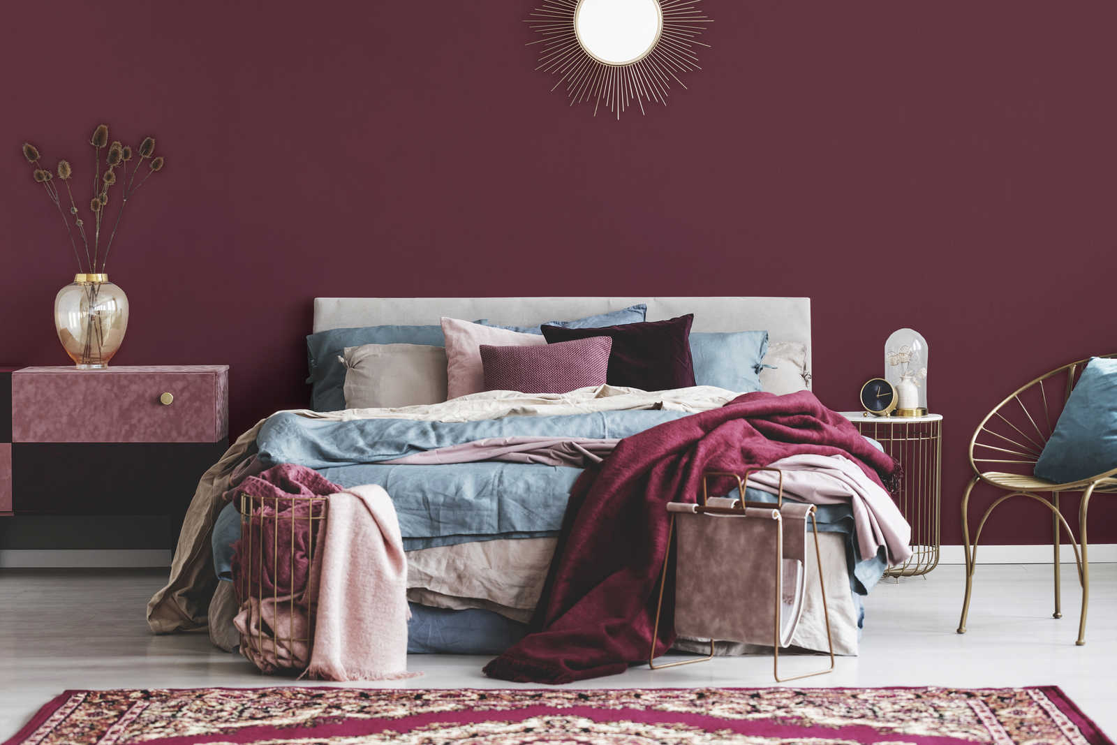             Bordeaux rote Tapete mit Textilstruktur Violett & Rot
        
