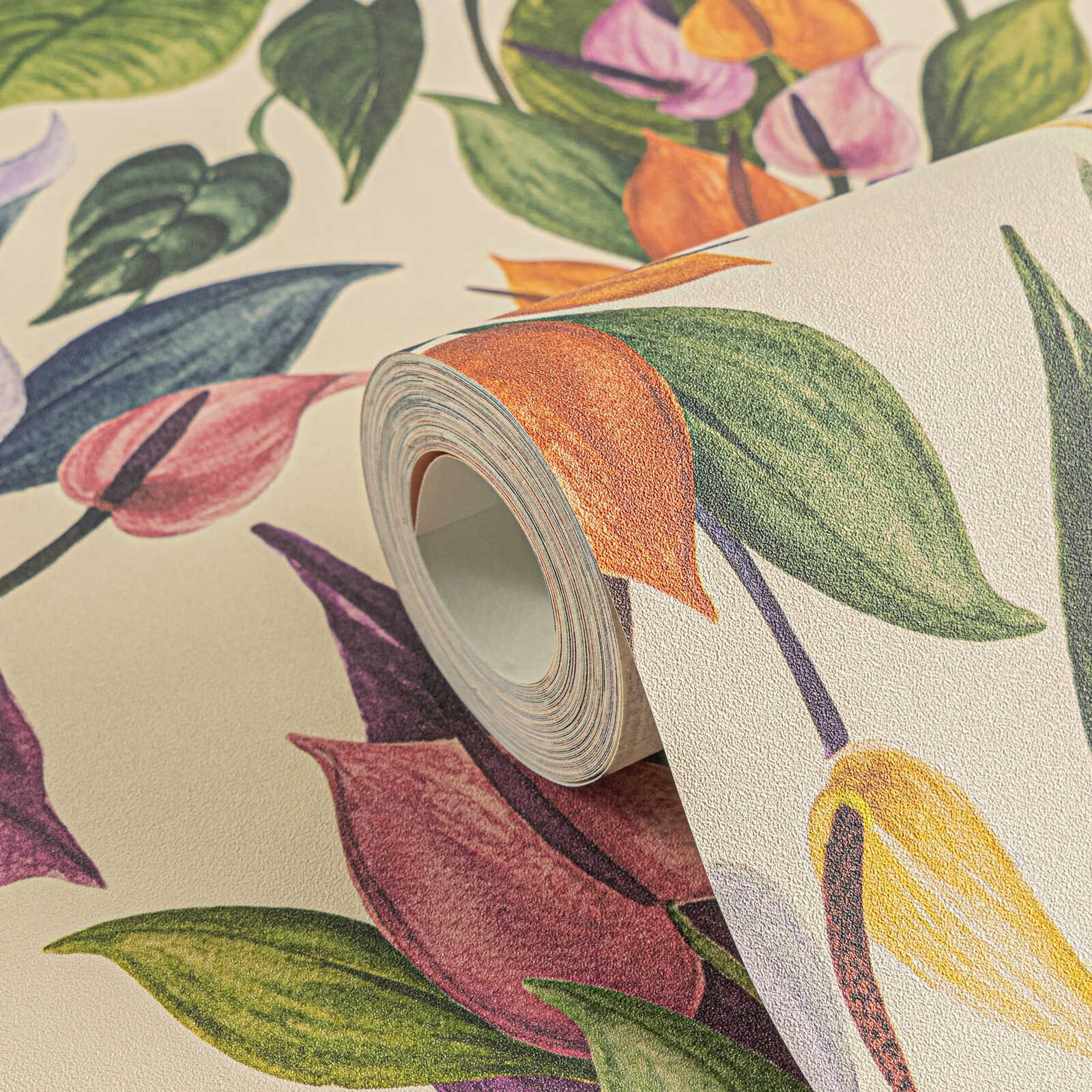             Verspielte, florale Vliestapete mit lebendigem Blumenmotiv und feiner Oberflächenstruktur – Beige, Bunt
        