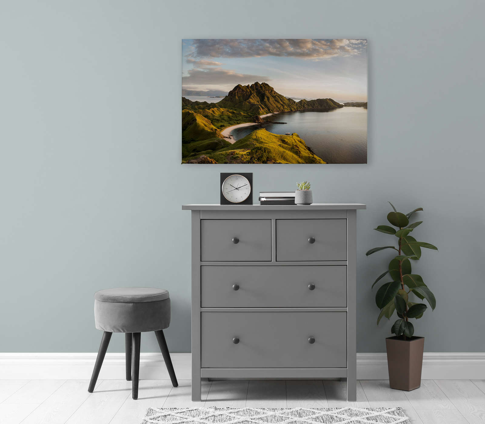             Leinwandbild mit Bergen und blauem Himmel am Wasser – 0,90 m x 0,60 m
        