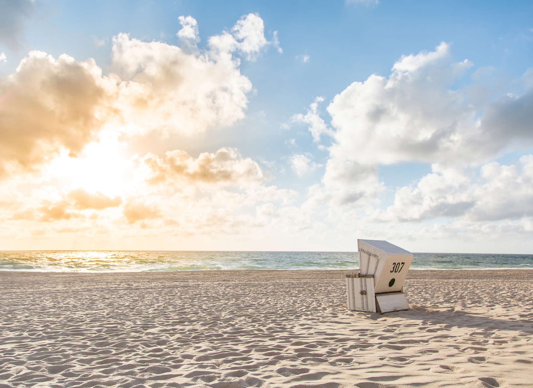             Strandkorb bei Sonnenaufgang – Braun, Blau, Gelb
        