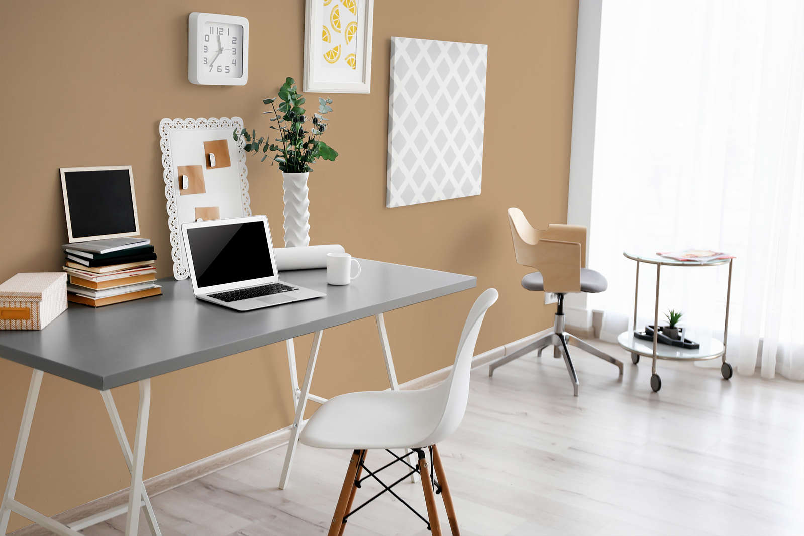 home office, tisch, laptop, akzentwand, pflanzen