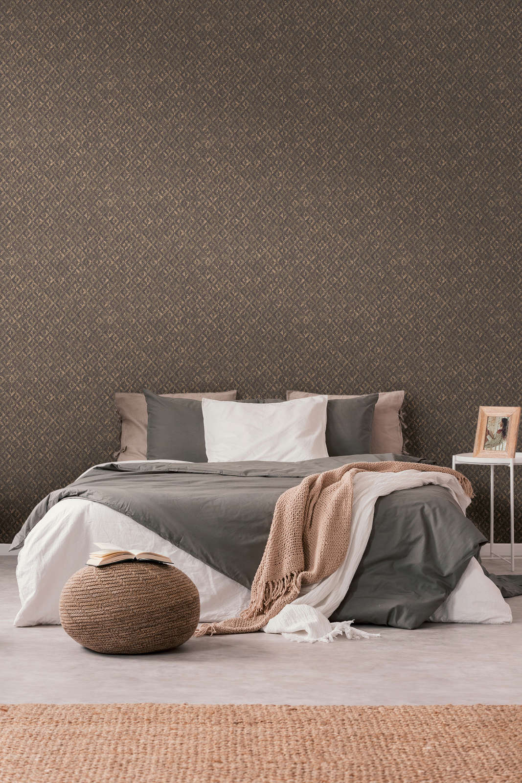             Edle Mustertapete mit abstrakten Details– Schwarz, Braun, Gold
        