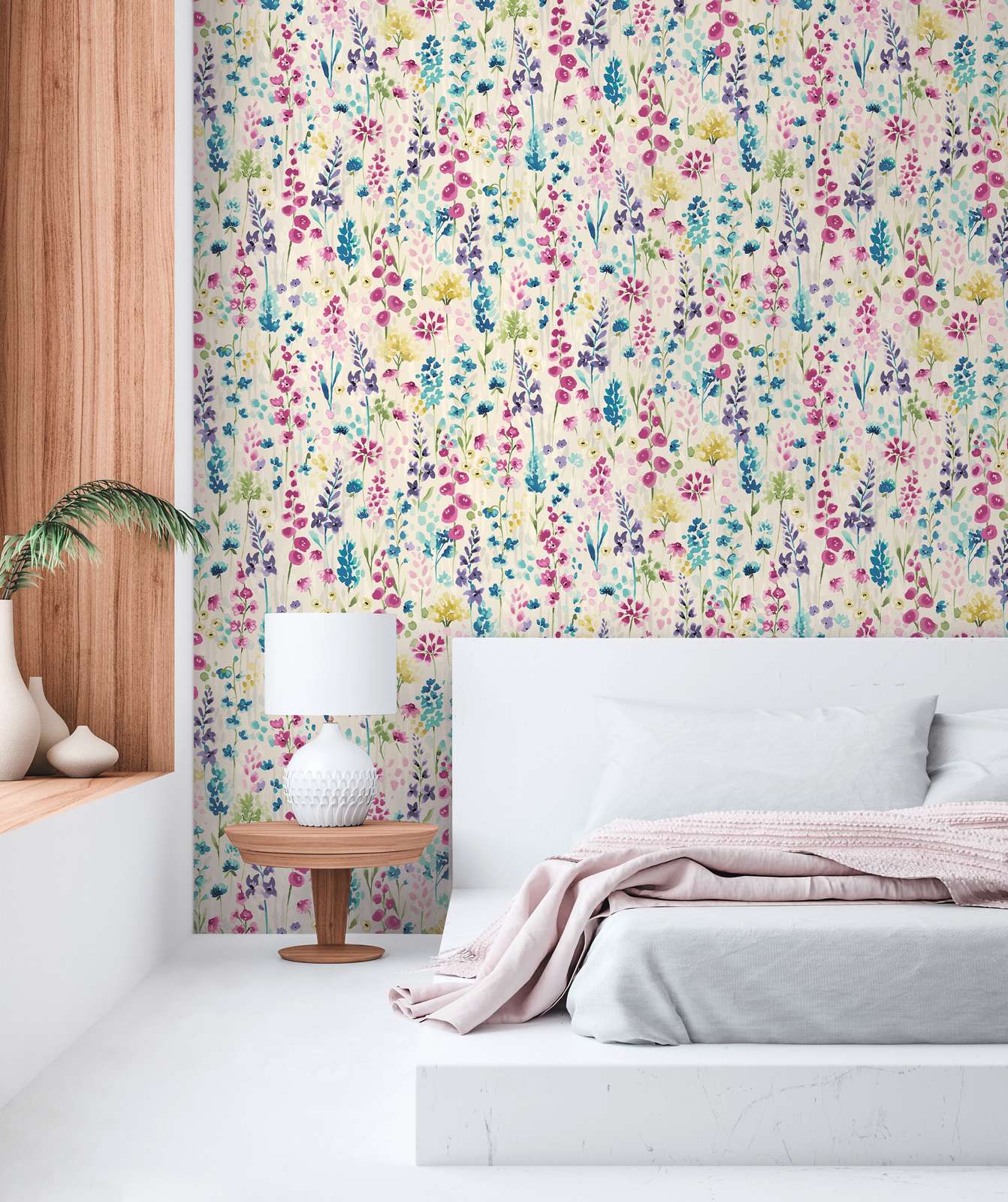 Bunte Blütenwiese-Tapete im Aquarelldesign – Bunt, Weiß, Pink