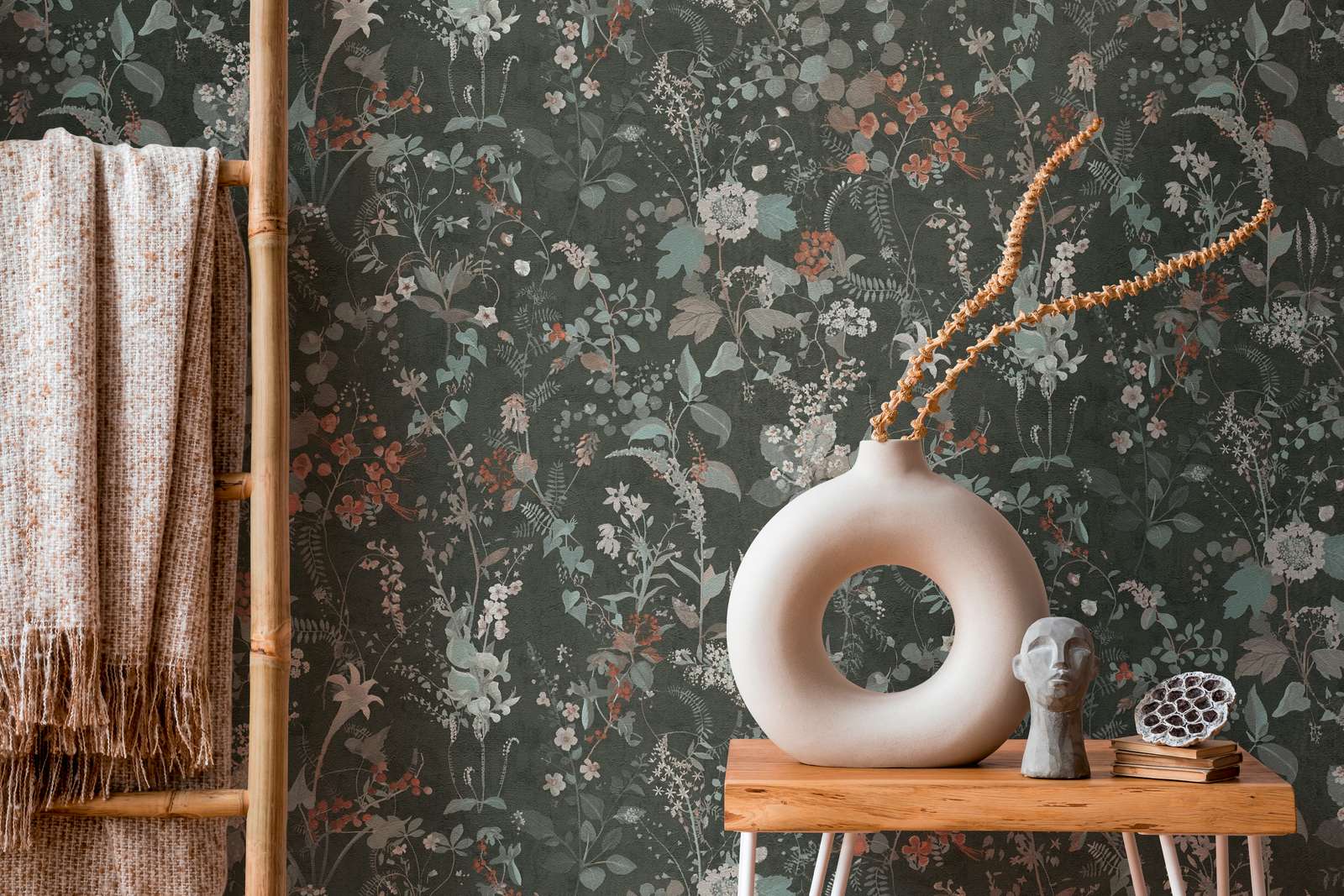             Schwarze Blumentapete mit Blüten Muster in Grau und Grün
        