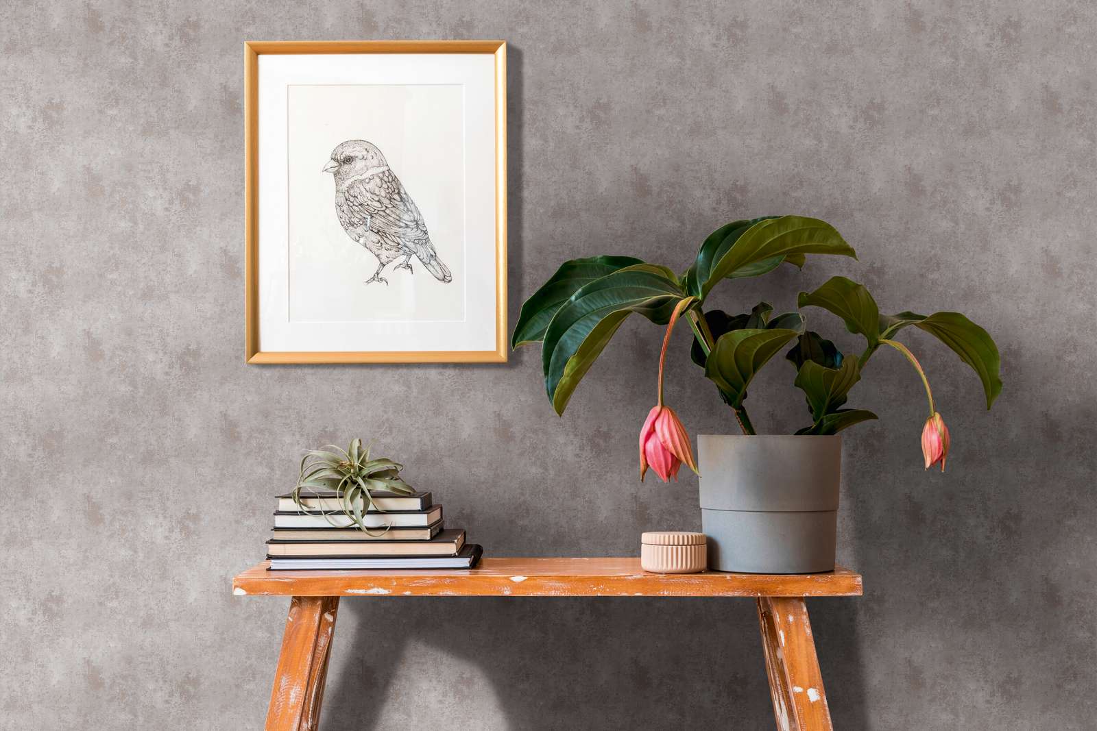             Graue Vliestapete mit Metallic Struktureffekt
        