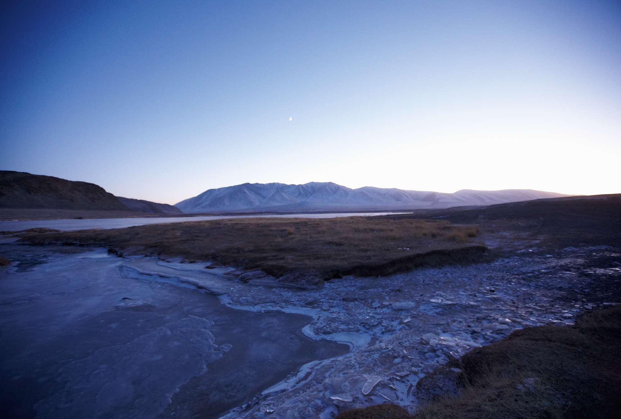             Fototapete Bergpanorama im Morgengrauen
        