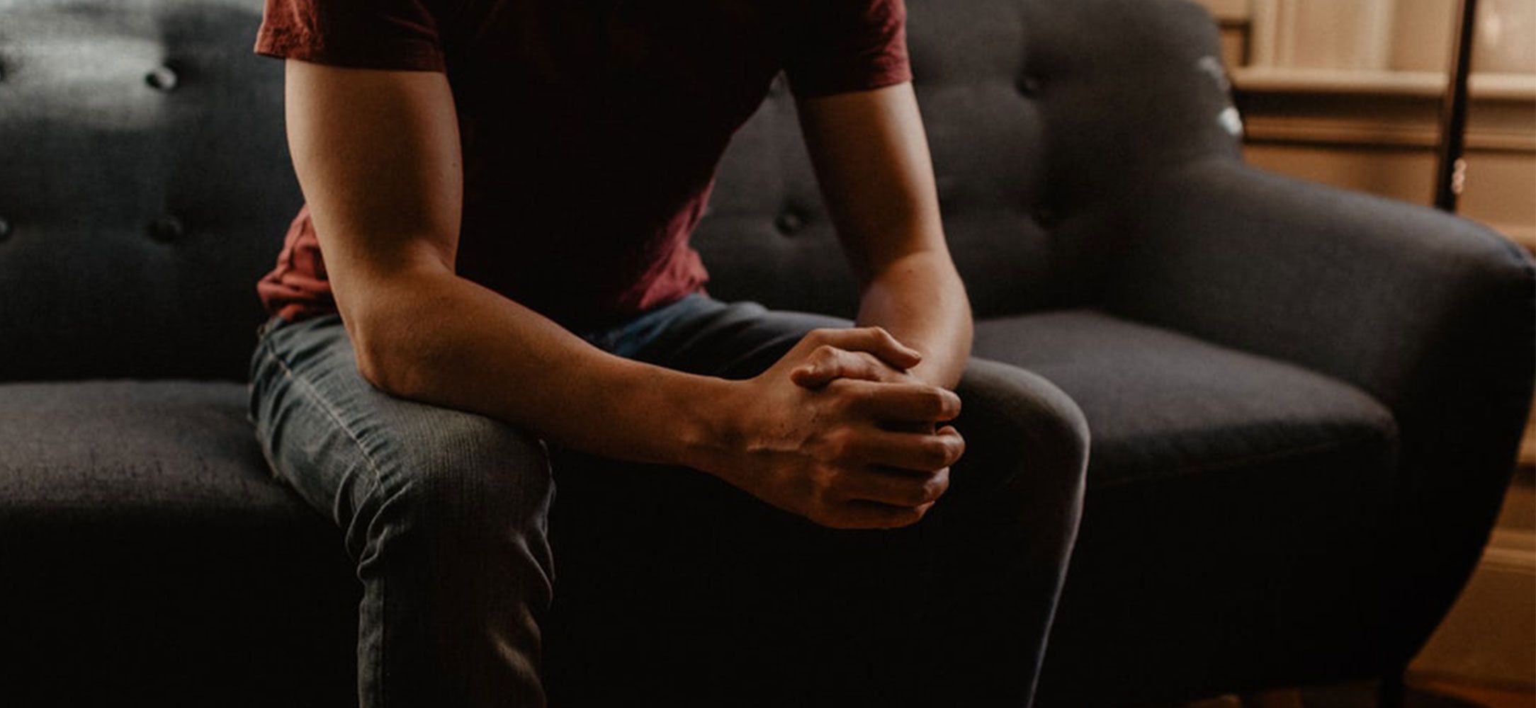 verzweifelt wegen nassen Wänden