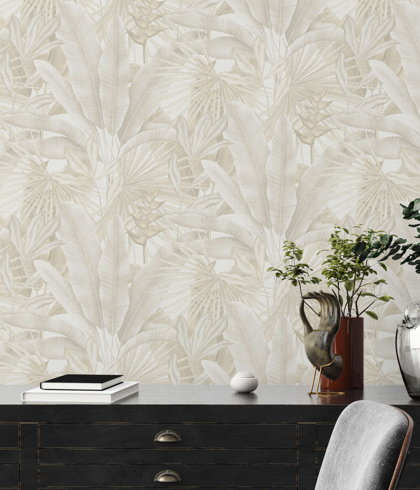             Dschungeltapete in sanften Farben – Beige, Creme, Grau
        