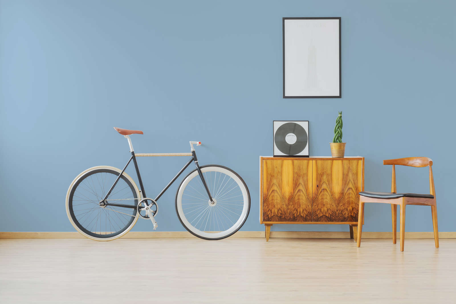 Fahrrad, Wanddeko, Holzsideboard, Pflanze, Stuhl
