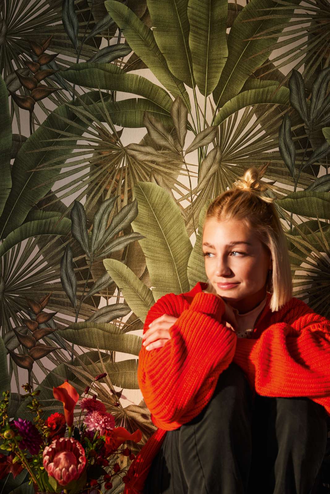             Florale Dschungeltapete leicht strukturiert mit großen Blättern – Grün, Weiß, Beige
        