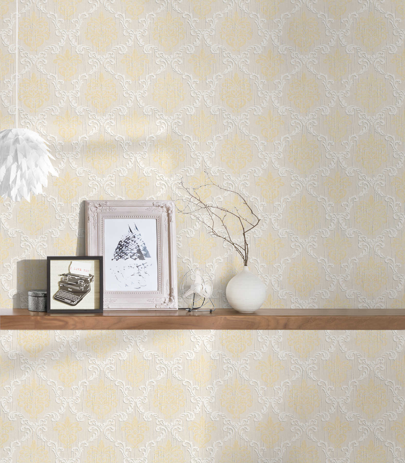             Klassische Ornament-Tapete mit Struktureffekt – Beige, Metallic
        