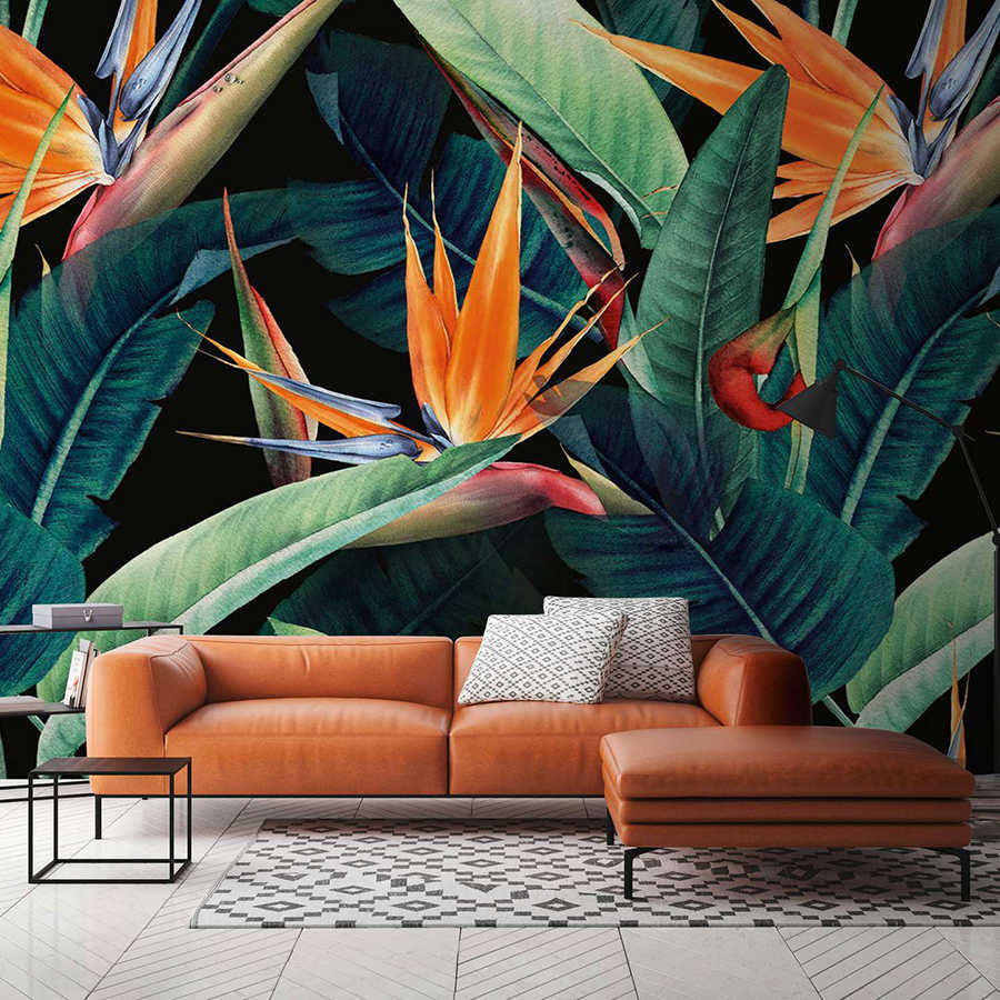 Tropicale Blatt Tapete, Bird of Paradise, Oranges Leder-Sofa, Wohnlandschaft, Wohnzimmer Dekor
