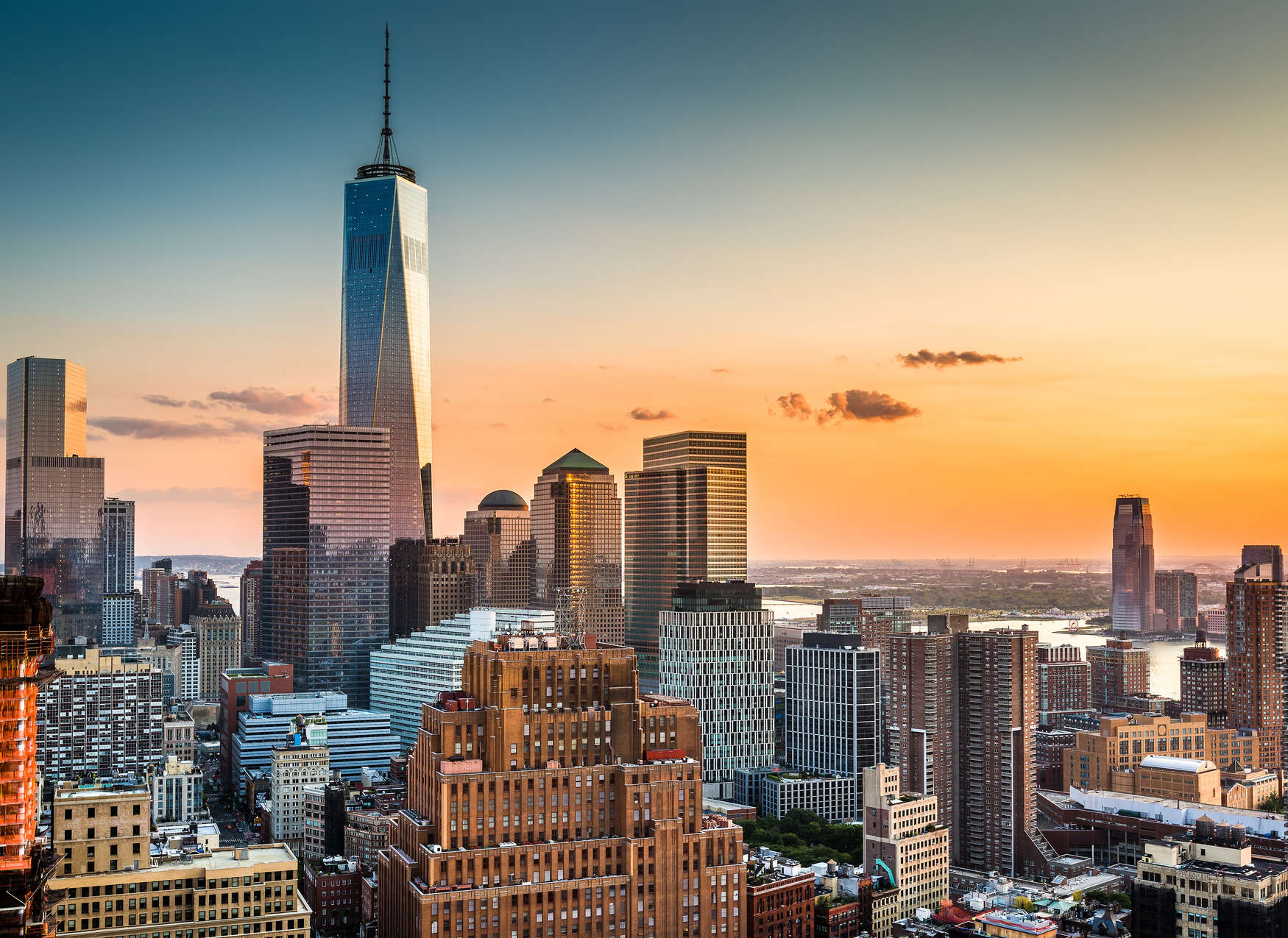             Fototapete mit der Skyline von Manhattan bei Sonnenuntergang – Gelb, Bunt
        