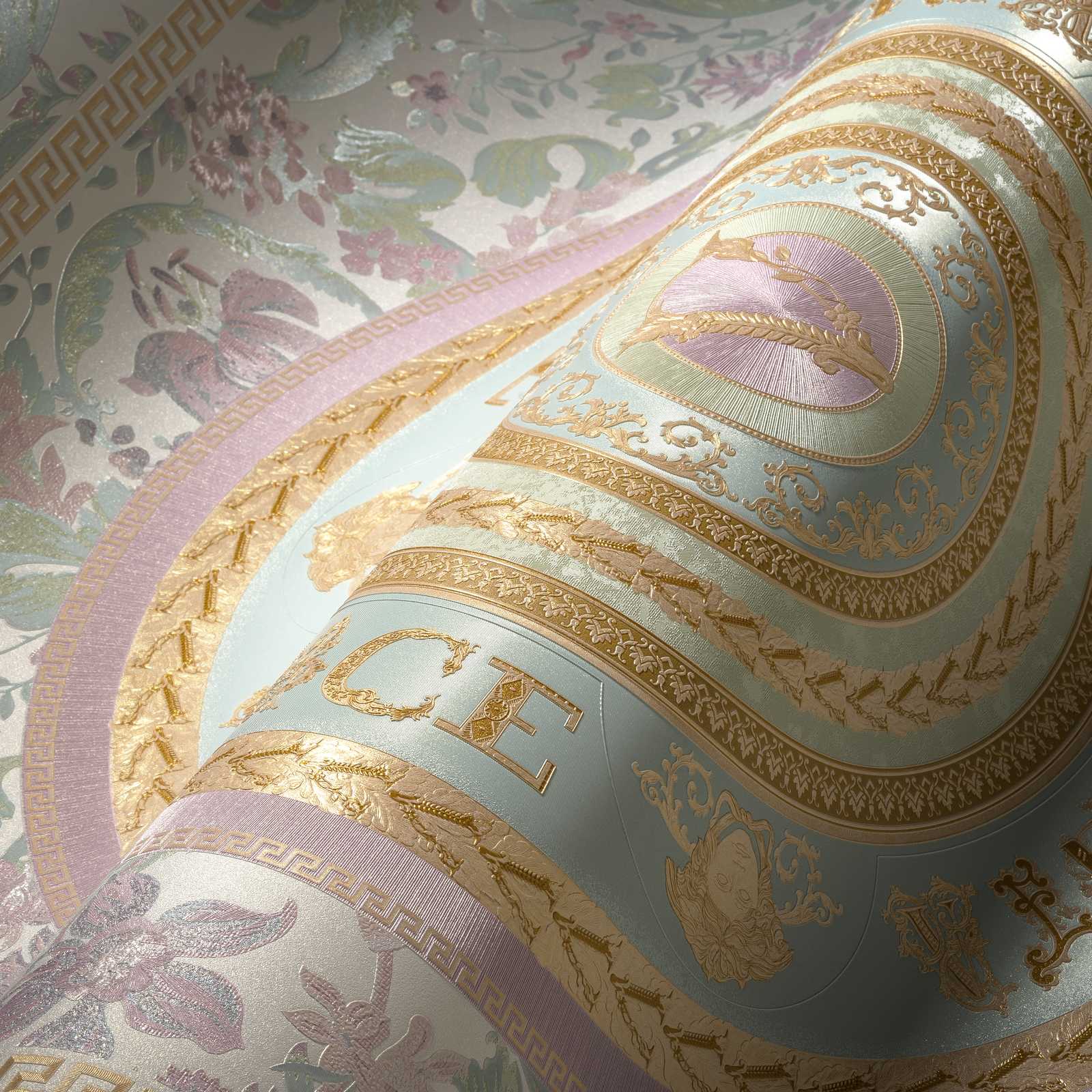 Pastellfarbene VERSACE Tapete mit Marken Design – Bunt