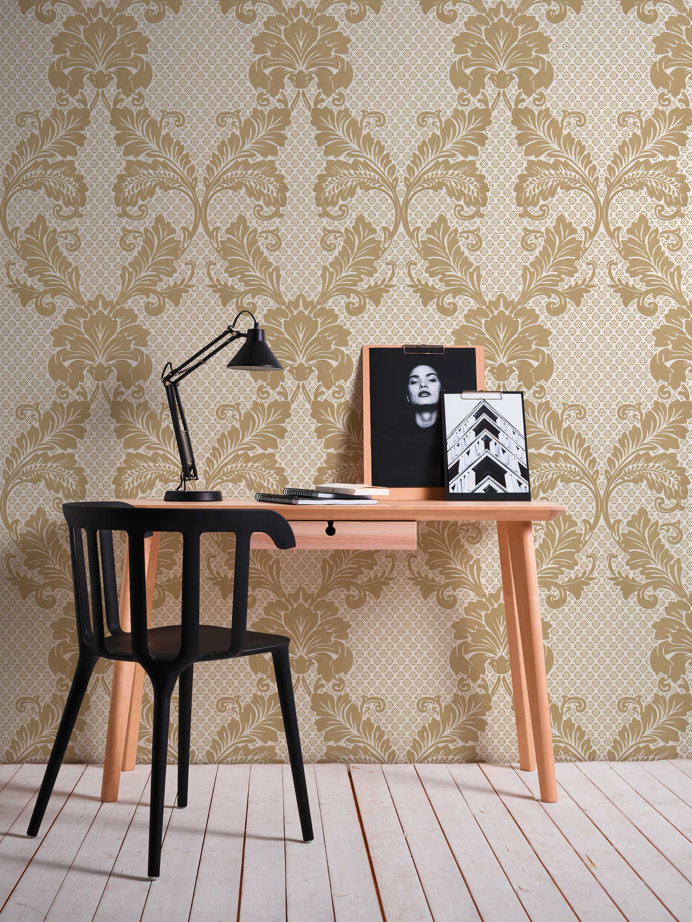 Ornament-Tapete mit samtweichem Flock und schimmernder Goldoptik – Creme, Gold