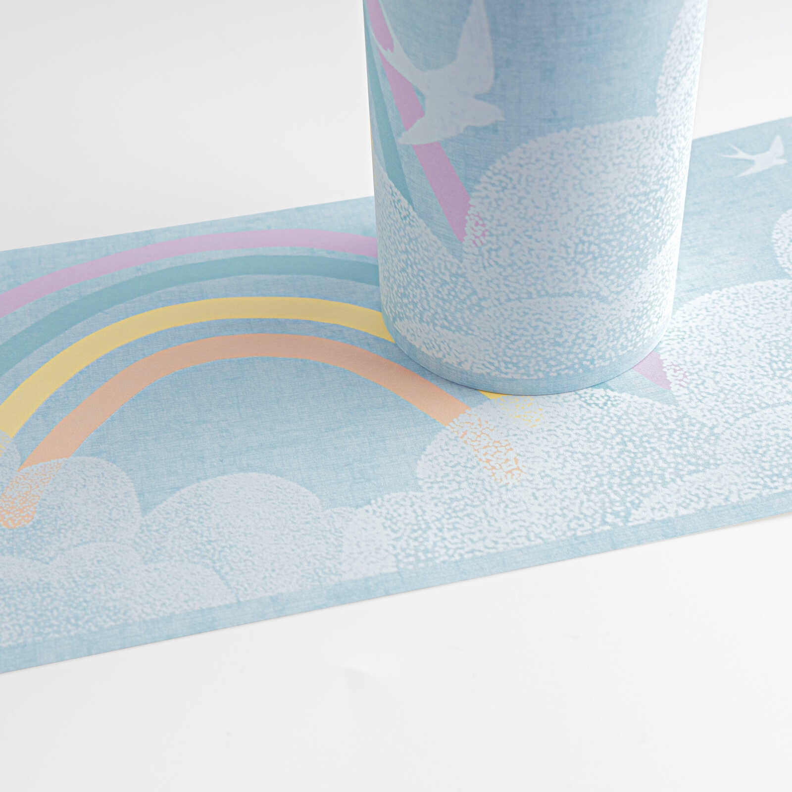             Kinderzimmer Bordüre mit Regenbogen und Wolkenmotiv – Verspielte Gestaltung für eine traumhafte Atmosphäre – Bunt, Blau, Weiß
        