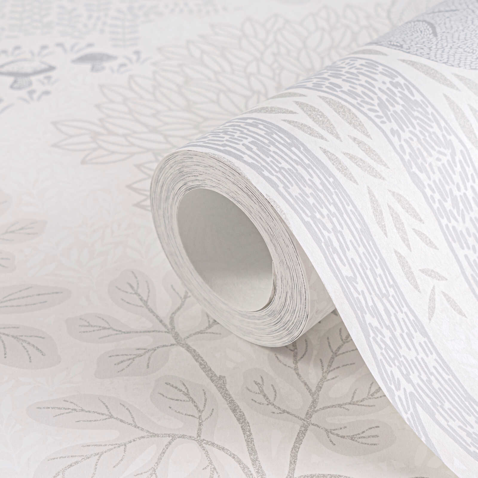             Kinderzimmer Vliestapete Märchenwald mit Waldttieren für eine beruhigende Atmosphäre – Braun, Creme, Weiß
        