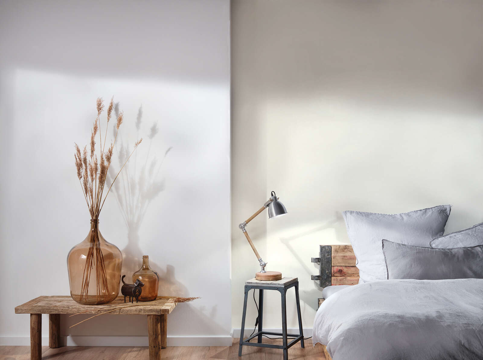deko-vase, glasvase, spitzen-Deko, holz-table, bett-side-lampe