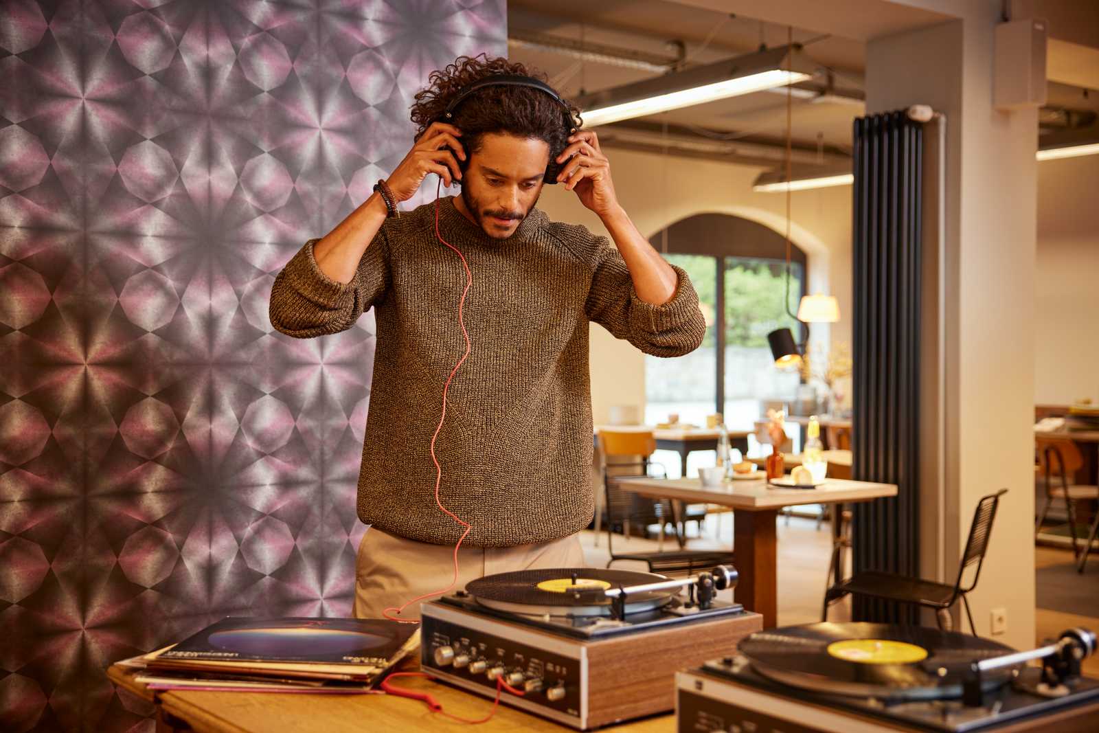             Design Tapete mit Betonoptik & Grafikmuster – Lila, Grau, Schwarz
        