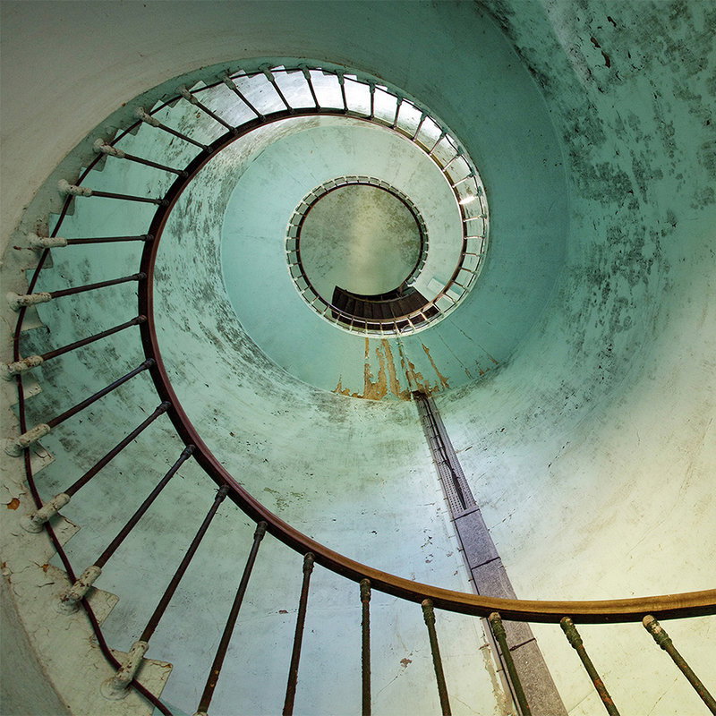 Spiraltreppe, Treppenstufe, Eisenreling, grüne Wände, vertikale Ansicht