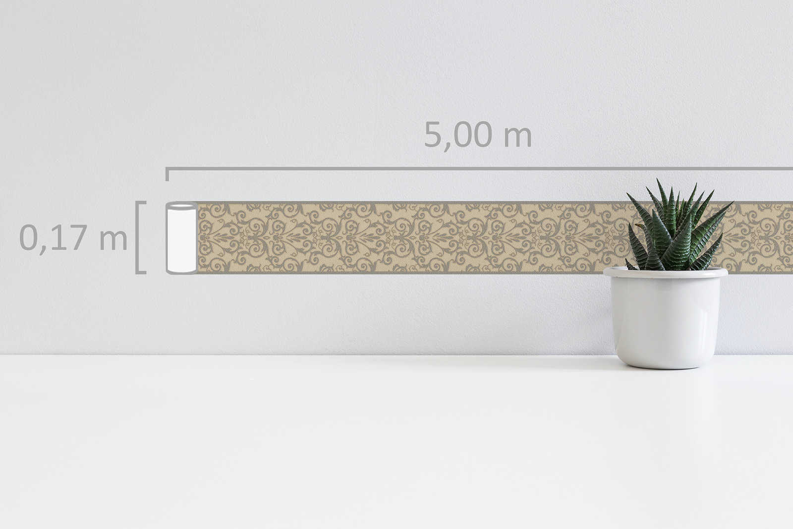             Tapetenborte VERSACE mit Metallic Ornament – Creme
        