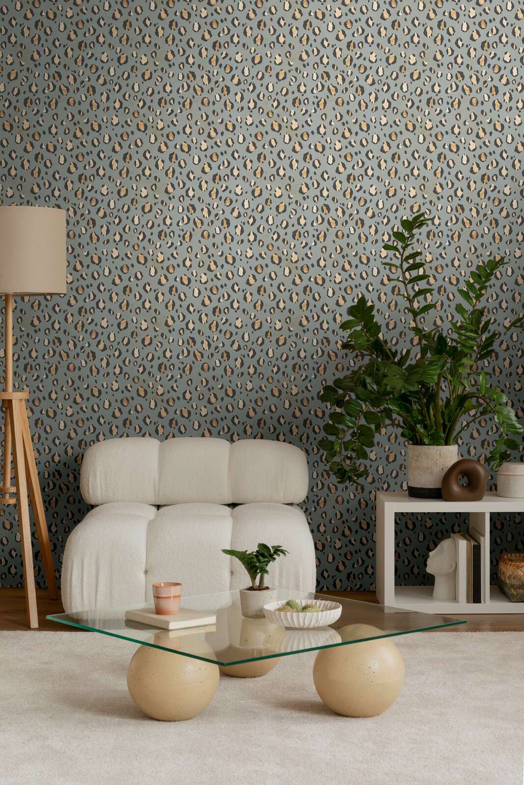             Trendige Vliestapete mit wildem Leopardenmuster, ebenmäßige Struktur – Grau, Orange
        
