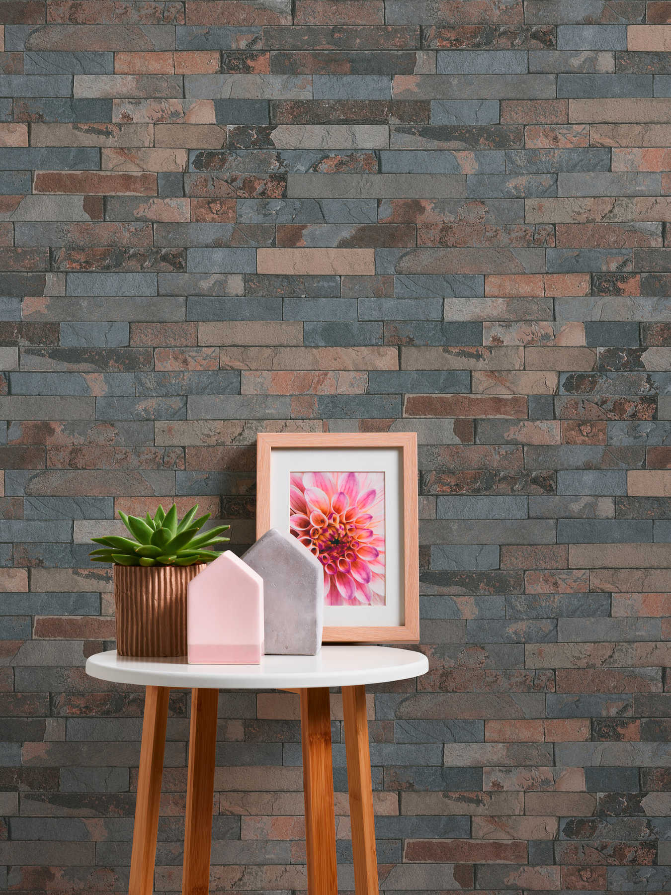             Tapete Steinoptik mit dunkler Mauer aus Natursteinen – Grau, Braun, Schwarz
        