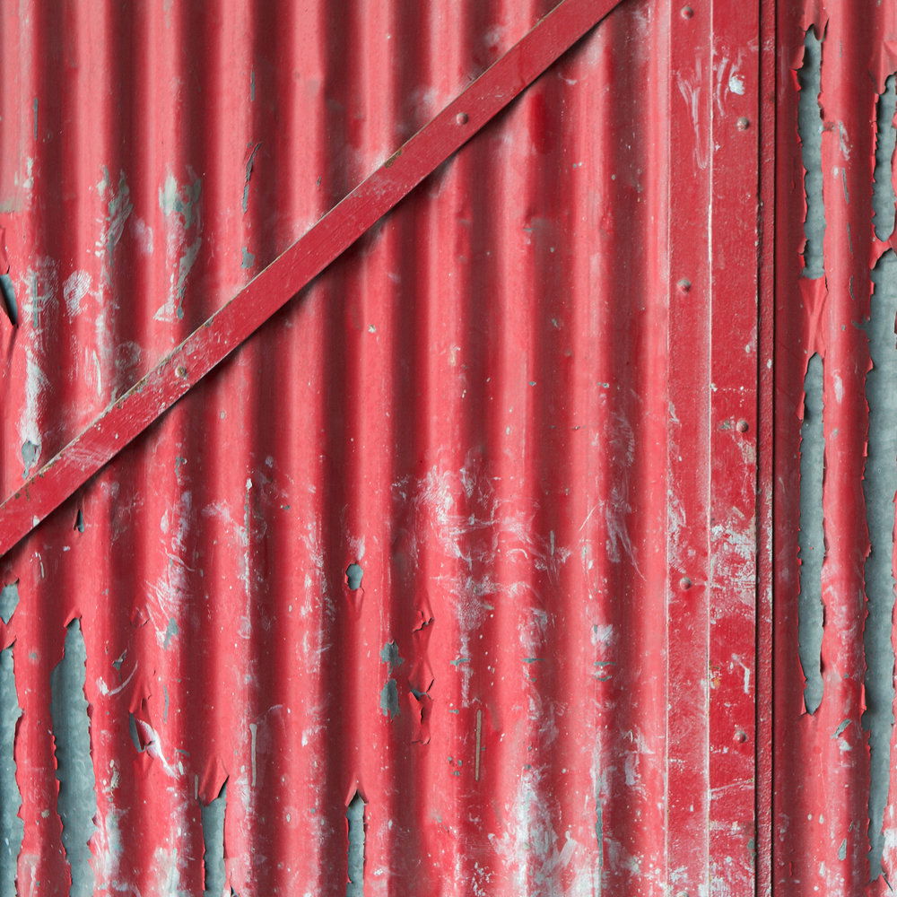             3D Fototapete in Vliesoptik Industrial – Rostiges rotes Metalltor im Used Design – Rot, Grau
        