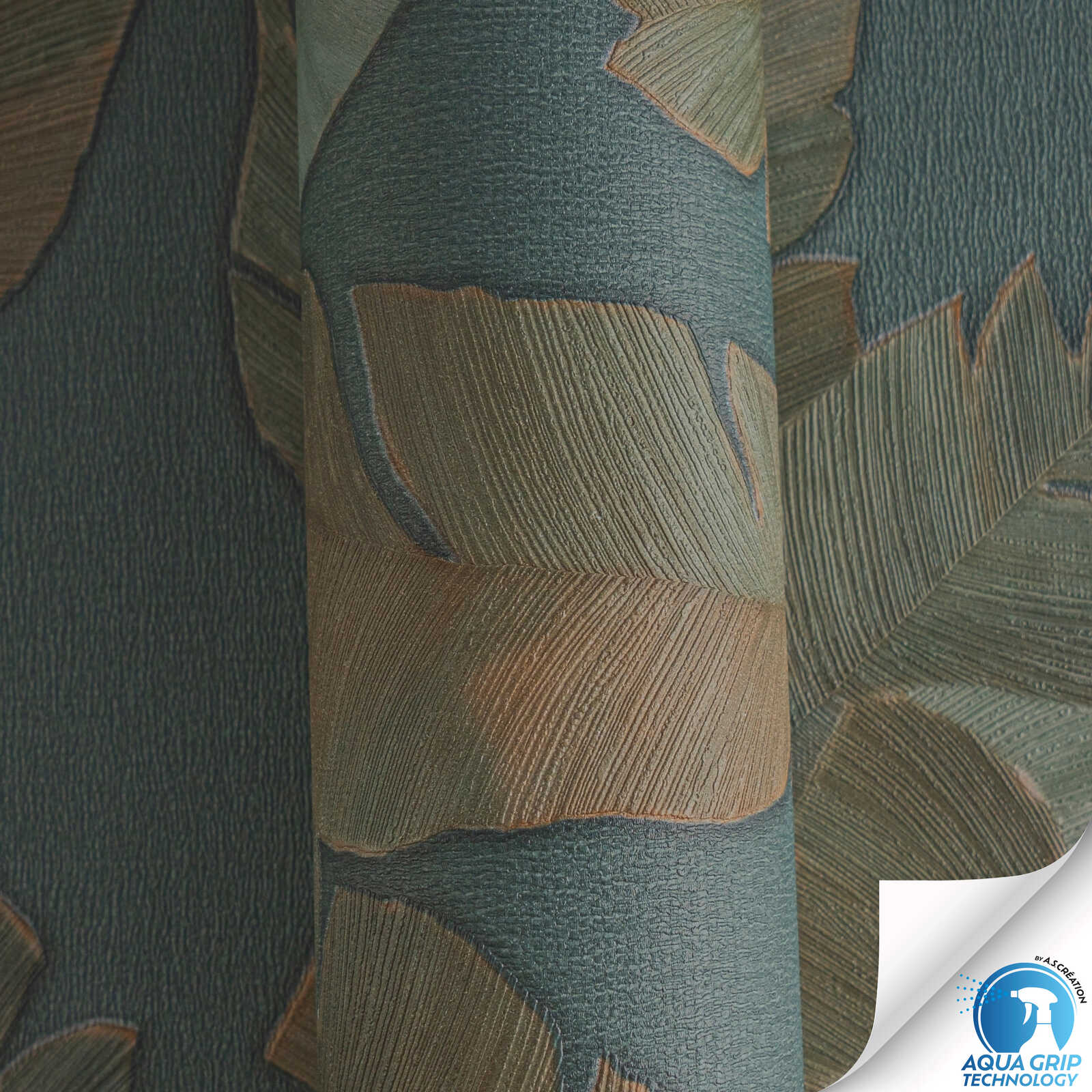             Stilvolle Dschungel-Vliestapete mit großen, dunklen Palmblättern und feiner Struktur – Water. Fix. Ready. – Petrol, Grün, Braun
        