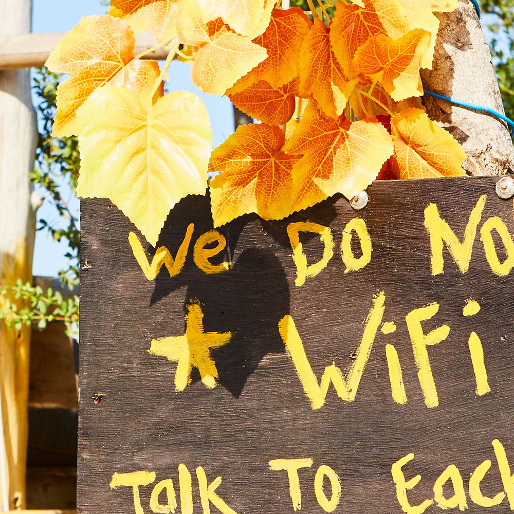             Bali Fototapete – Sommerliches Tropenmotiv mit Blüten und Hütte – Gelb, Grün
        
