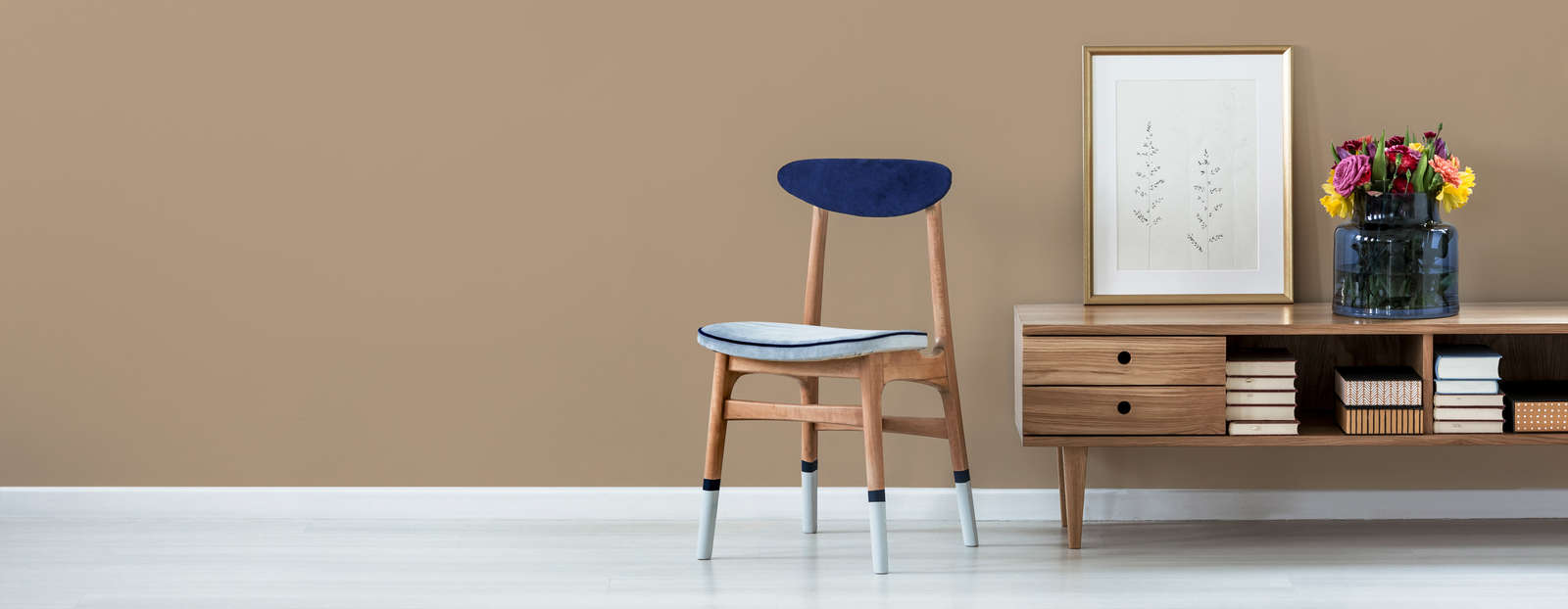 stuhl, stuhl mit holz, blaues polster, holzbeine, sideboard