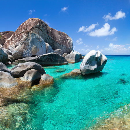 Strand, Felsen, klarblaues Wasser, tropische Küste, Meer