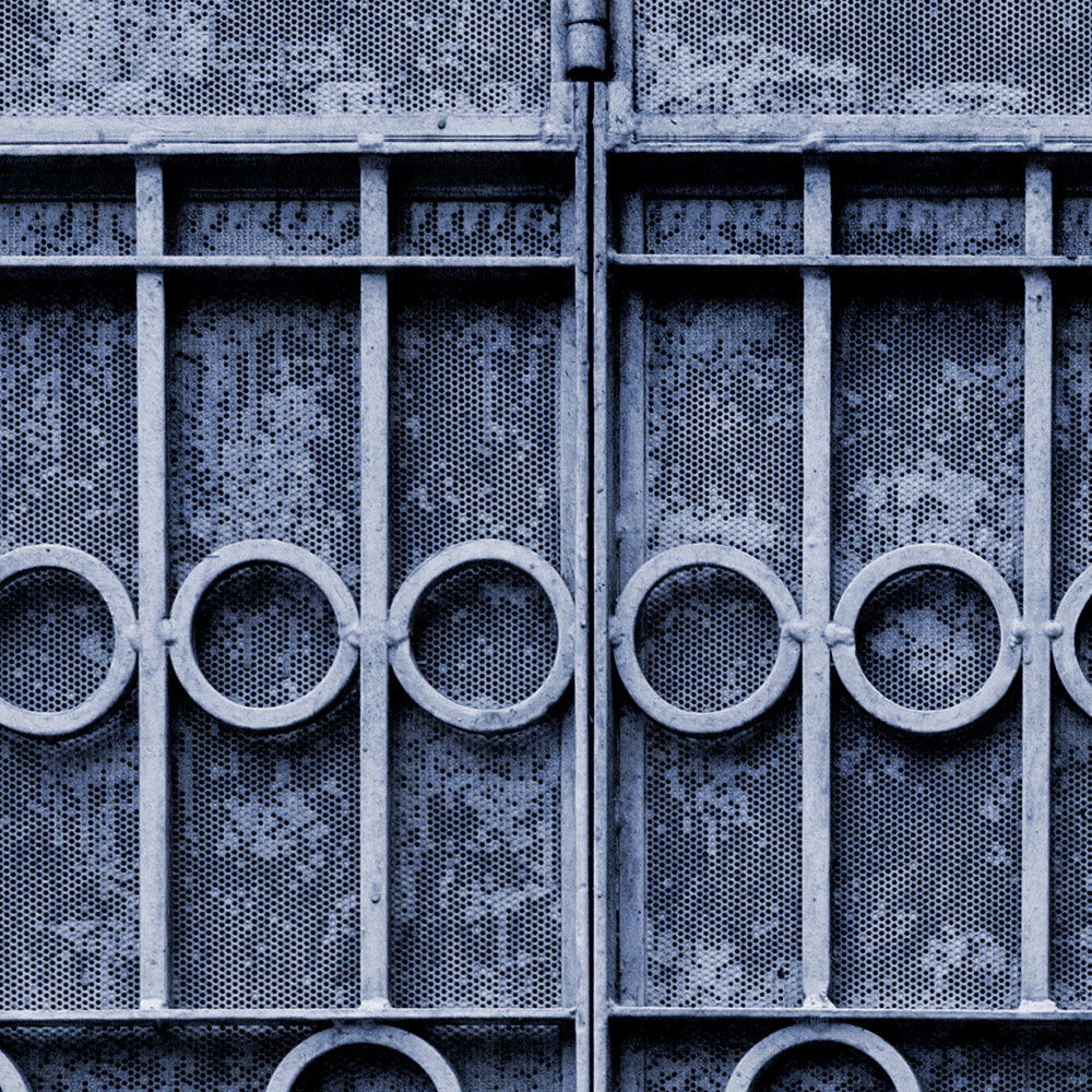             Fototapete »jodhpur« - Detailaufnahme eines blauen Metallzauns – Glattes, leicht glänzendes Premiumvlies
        