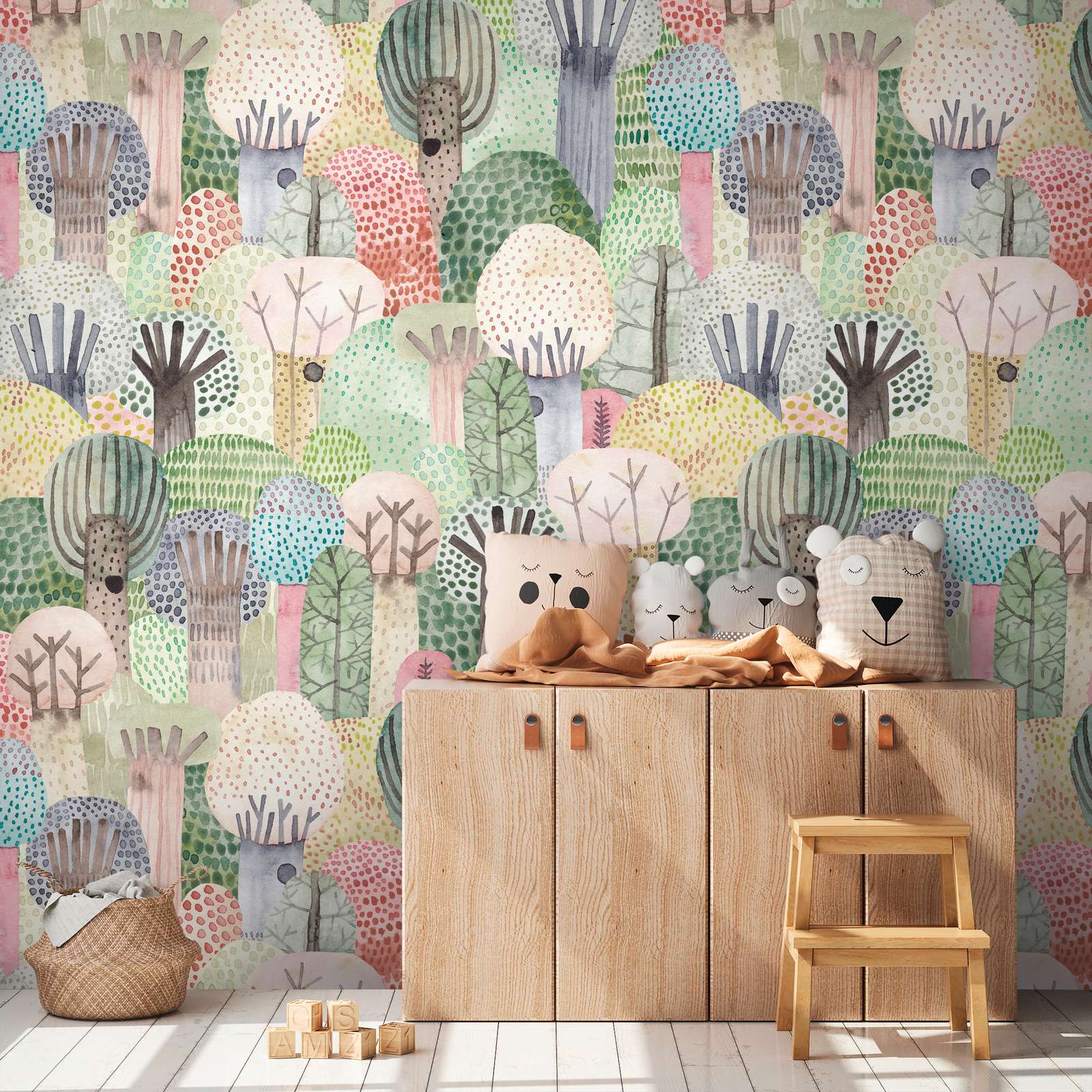 Kinderzimmer Vliestapete mit buntem Märchenwald und einer großflächigen Musterwiederholung – Bunt, Grün, Rosa