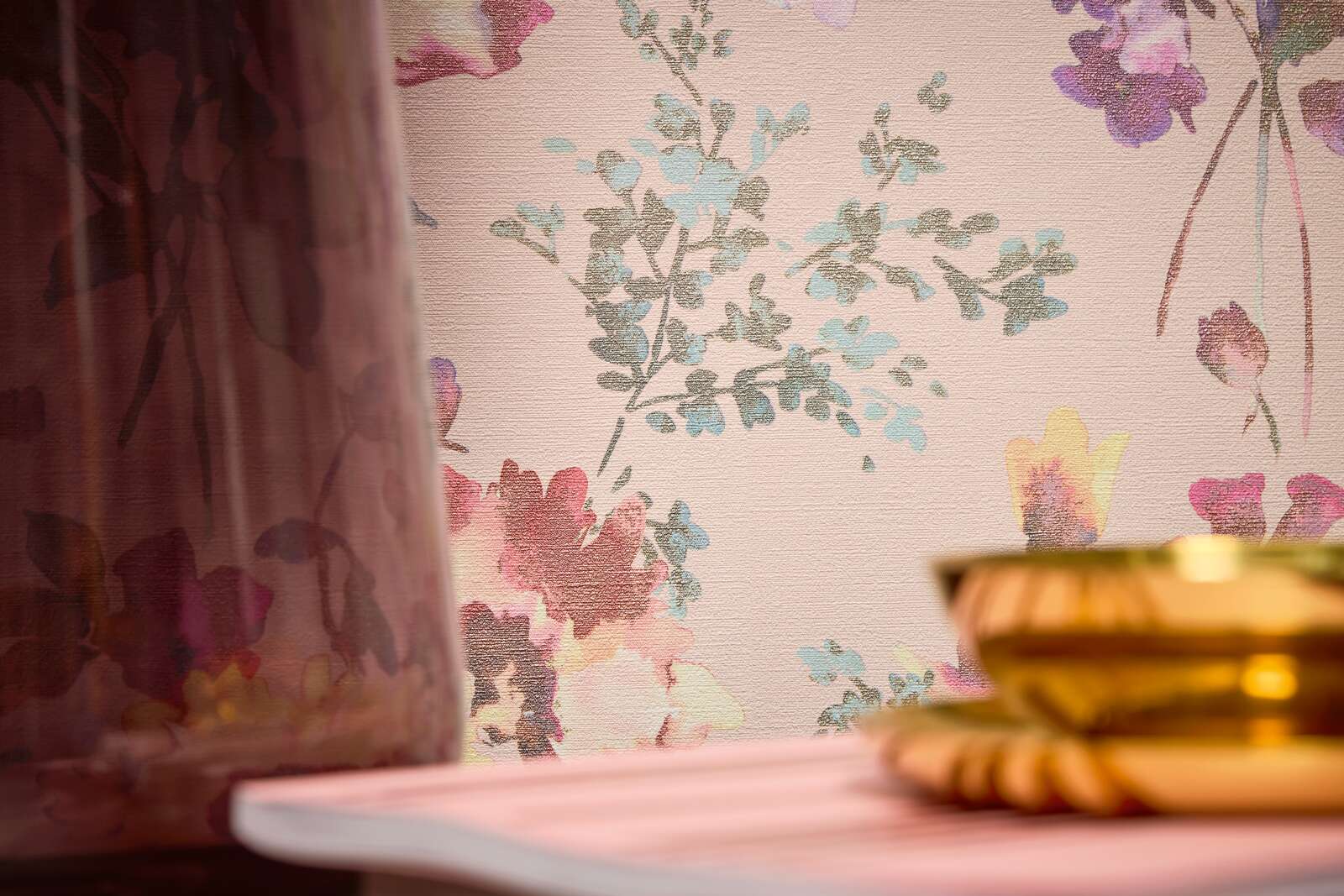             COSMOLiving - Florale Vliestapete mit glänzenden Effekten und leichter Struktur – Rosa, Metallic, Grün
        