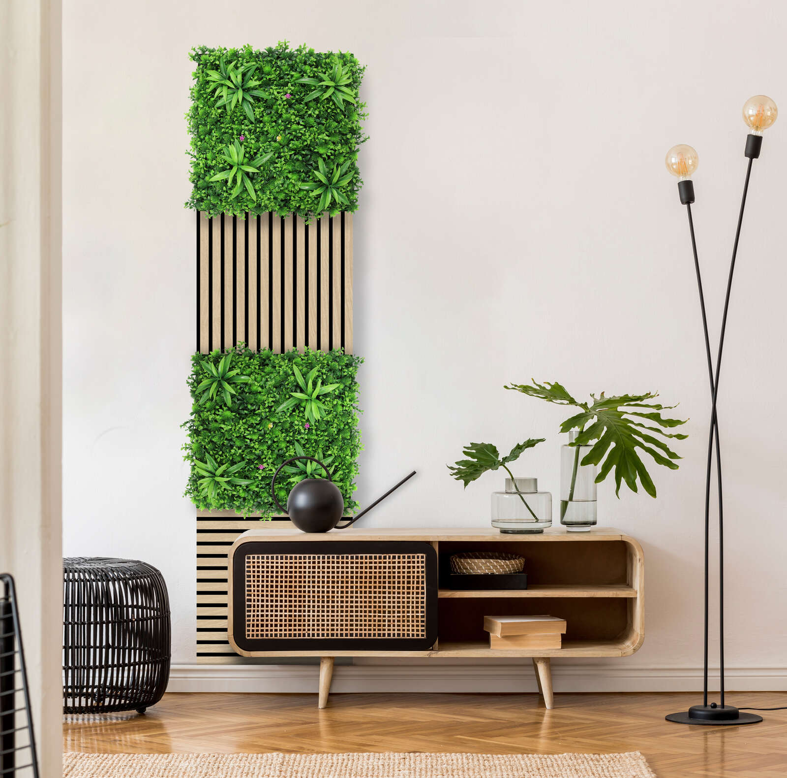 wohnzimmer, pflanzenturm, grünpflanze, holzsideboard, bodenlampe