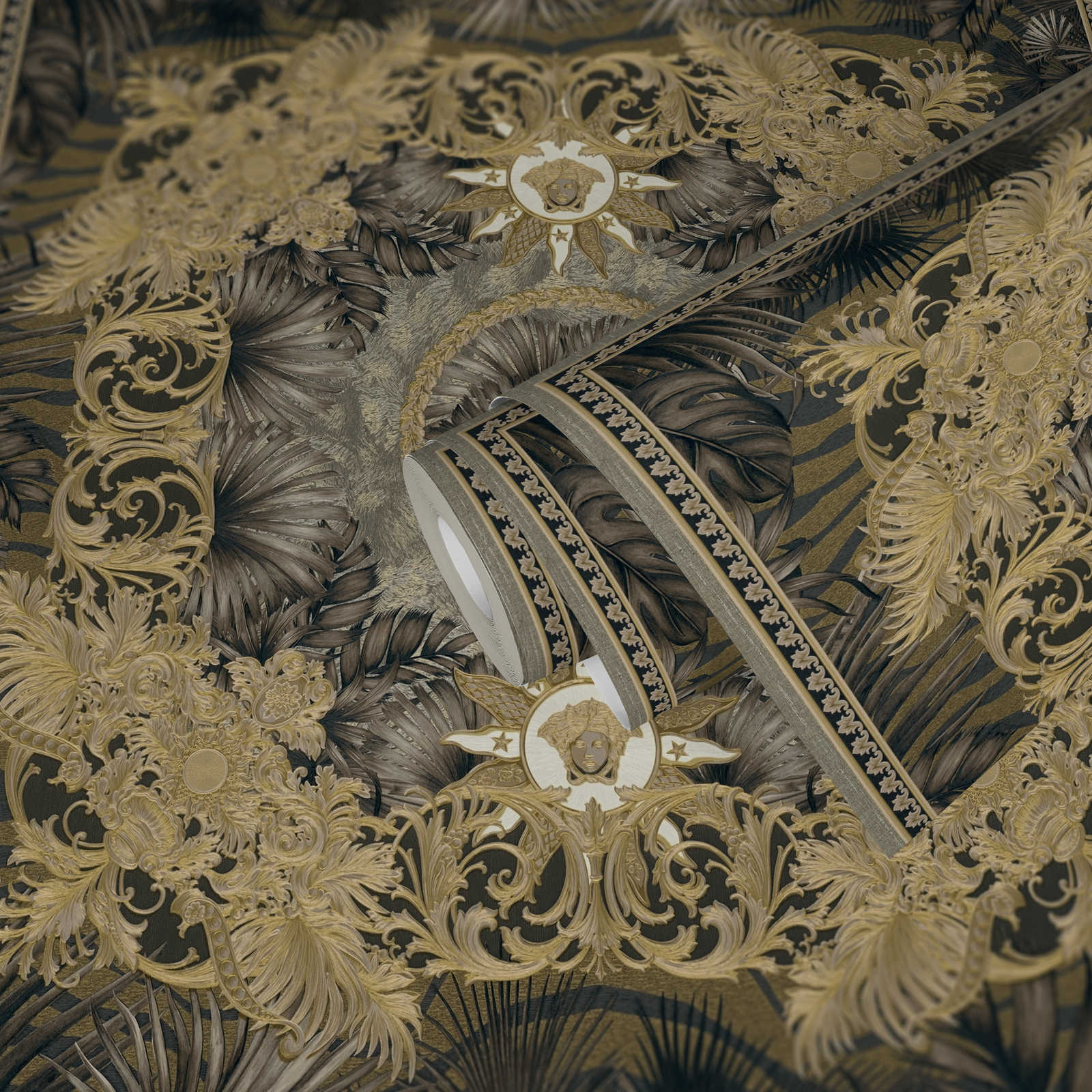             Metallic Tapete VERSACE mit opulentem Design – Schwarz
        